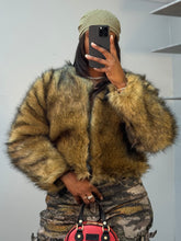 Load image into Gallery viewer, Grizzley : fur coat