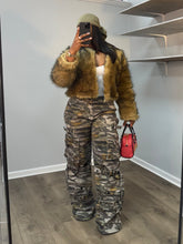 Load image into Gallery viewer, Grizzley : fur coat